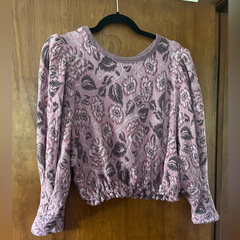 Free people long sleeved shirt slightly cropped